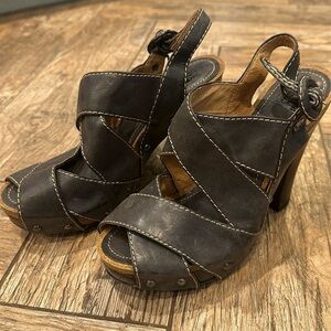 Frye leather company Darcy Peep toe heels wooden dark brown strappy 10M NEW